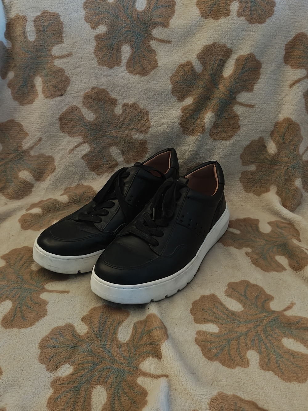 Vionic Black Leather Lace Up Sneaker Round Toe White Rubber Sole Women's 8